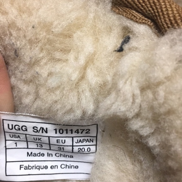 UGG  girls boots chestnut color button on side - Picture 4 of 7